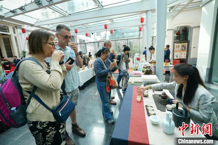 電博TLGBET娛樂:比中青年:茶+詩,很中國很浪漫